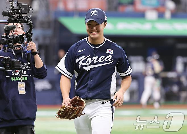 9일 오후 서울 구로구 고척스카이돔에서 열린 2026 WBC 대비 평가전 '2025 네이버 K-베이스볼 시리즈(K-BASEBALL SERIES)' 체코와의 2차전 경기. 5회말 2사 1, 3루 상황 마운드에 오른 대표팀 투수 정우주가 삼진으로 이닝을 마친 뒤 웃음짓고 있다. 2025.11.9/뉴스1 ⓒ News1 구윤성 기자