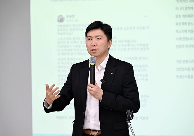 유승민 대한체육회장이 지난 상빈기 제54회 전국소년체육대회(소년체전)가 열린 경남 김해시에 있는 김해종합운동장 리셉션실에서 2025 학생선수 학부모 간담회를 개최, 마이크를 잡고 모두 발언하고 있다. 사진 | 대한체육회