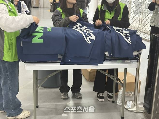 대표팀 응원 타올이 배포되는 모습. 고척 | 박연준 기자 duswns0628@sportsseoul.com