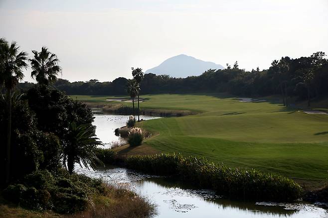 산방산을 마주보고 샷하는 테디밸리 골프&리조트 4번홀 전경. 사진 | KPGA