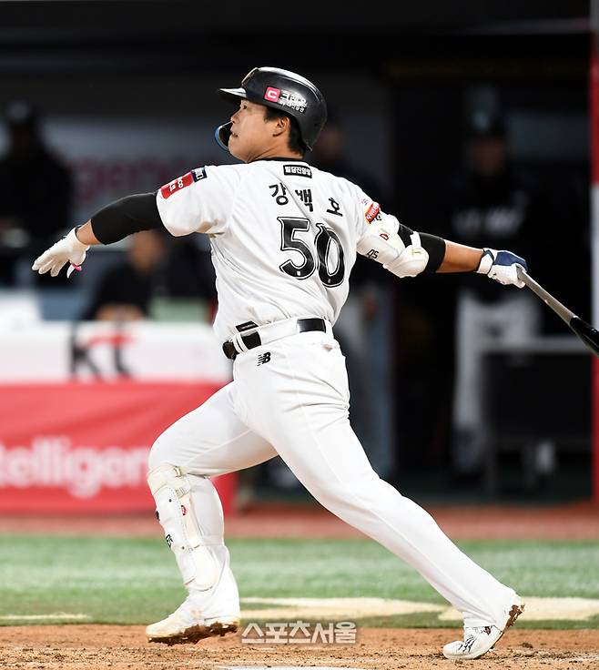 KT 강백호가 수원케이티위즈파크에서 열린 2025 KBO리그 NC와 경기 8회말 1사1루 좌중월 홈런을 날린 후 타구를 바라보고 있다. 수원 | 최승섭기자 thunder@sportsseoul.com