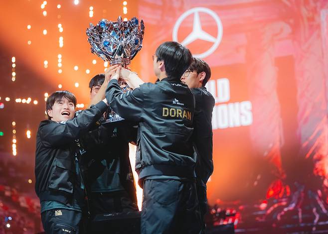 T1 선수들이  9일(한국시간) 중국 청두 동안호 스포츠파크에서 열린 ‘2025 리그오브레전드 월드챔피언십(롤드컵)’ 우승 후 세리머니를 하고 있다. 사진 | 라이엇 게임즈