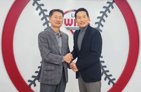 재계약 후 LG스포츠 김인석 대표이사(좌측)와 염경엽 감독(우측). /사진=LG트윈스