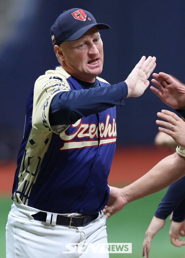 9일 오후 서울 구로구 고척스카이돔에서 열린 2025 K-베이스볼 시리즈 대한민국과 체코의 평가전 2차전 경기, 파벨 하딤 체코 대표팀 감독이 식전 행사에 입장하며 선수단과 하이파이브하고 있다. /사진=뉴시스