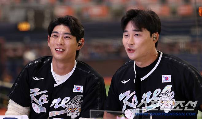 2025 K-BASEBALL SERIES 대한민국과 체코의 평가전이 8일 고척스카이돔에서 열렸다. 경기 전 이정후, 김하성이 크보라이브를 진행하고 있다. 고척=박재만 기자 pjm@sportschosun.com/2025.11.08/
