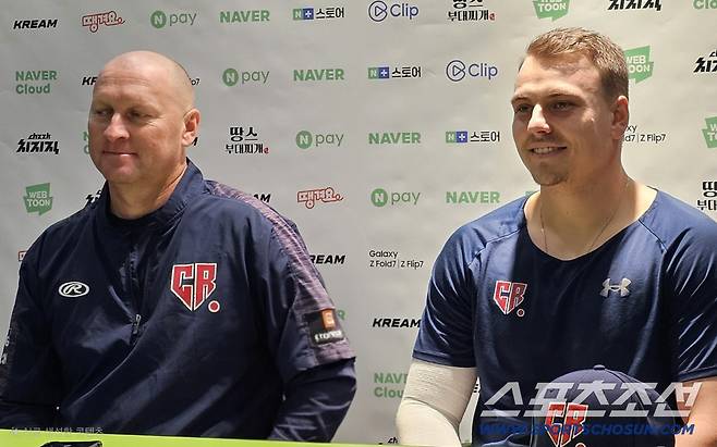 체코대표팀 파벨 하딤 감독과 마르틴 무지크가 인터뷰를 하고 있다. 고척=권인하 기자