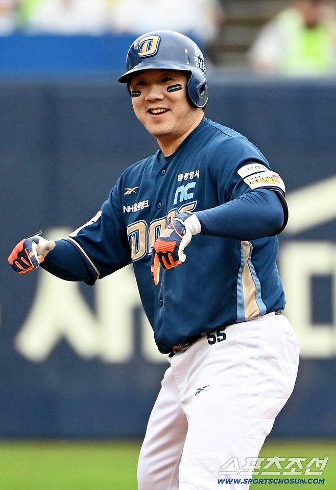 6일 대구 삼성라이온즈파크에서 열린 NC와 삼성의 와일드카드 1차전, 2회초 NC 이우성이 선두타자 2루타를 치고 환호하고 있다. 대구=허상욱 기자wook@sportschosun.com/2025.10.06/