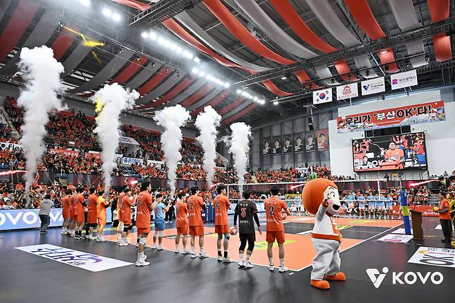 V리그 남자부 OK저축은행이 9일 역사적인 부산 홈 개막전을 성황리에 마쳤다. OK저축은행은 이날 부산 강서체육관에서 열린 진에어 2025~2026 V리그 대한항공과의 경기에서 4270석이 전석 매진된 가운데 세트스코어 0대3으로 패했다. 사진제공=KOVO