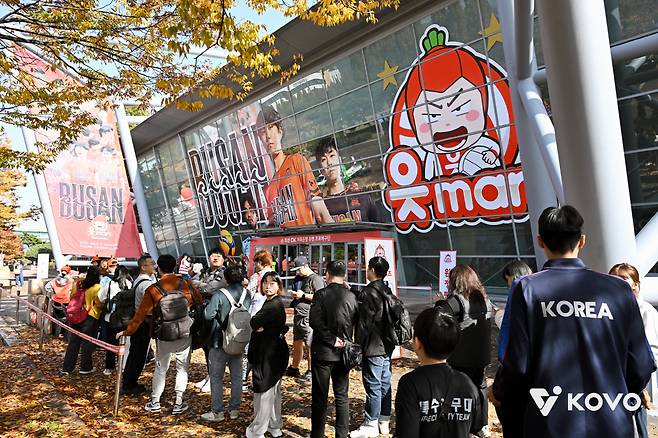 V리그 남자부 OK저축은행이 9일 역사적인 부산 홈 개막전을 성황리에 마쳤다. OK저축은행은 이날 부산 강서체육관에서 열린 진에어 2025~2026 V리그 대한항공과의 경기에서 4270석이 전석 매진된 가운데 세트스코어 0대3으로 패했다. 사진제공=KOVO