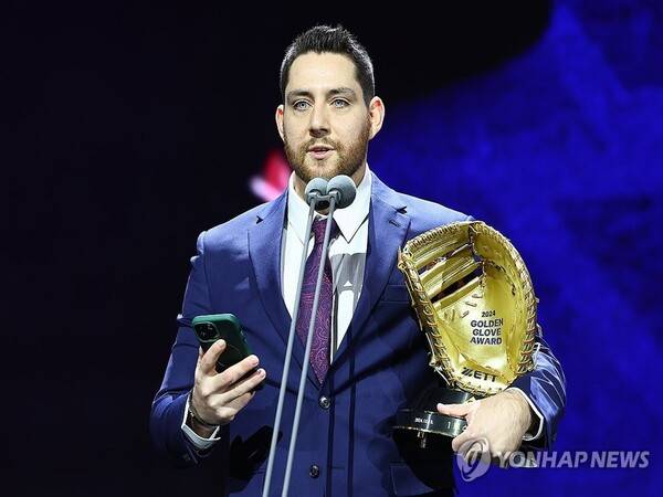 2023 골든글러브 시상식에서 소감을 밝히는 오스틴 딘. ⓒ연합뉴스