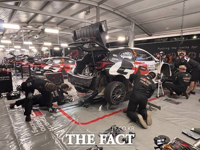 토요타 가주 레이싱 월드 랠리팀(TGR-WRT) 메카닉들이 토요타 GR 야리스 랠리1 차량을 점검하고 있다. /황지향 기자