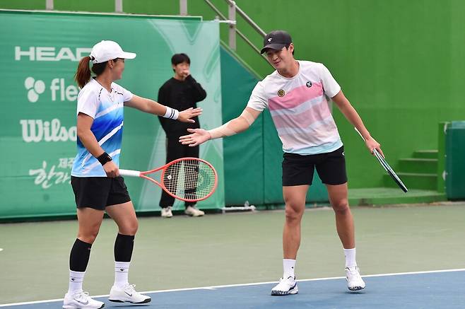 권순우와 김나리가 8일 제80회 한국테니스선수권대회 혼합복식 결승에서 웃으며 서로를 격려해주고 있다. 사진/황서진 기자