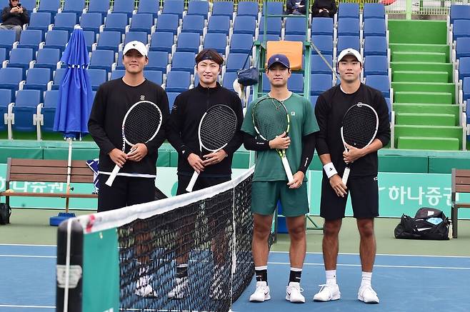 남자복식에서 우승한 이정헌-조성우(오른쪽). 결승전에 포즈를 취했다.