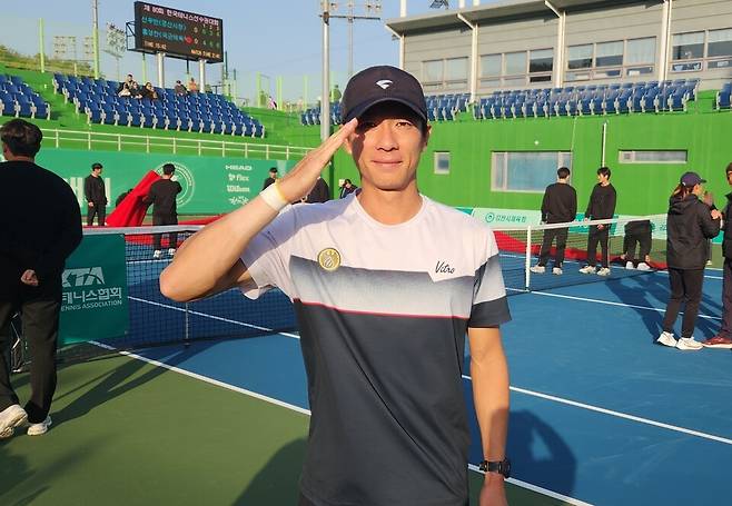 홍성찬이 제80회 한국테니스선수권 남자단식 우승 뒤 거수경례 포즈를 취하고 있다. (사진/대한테니스협회)