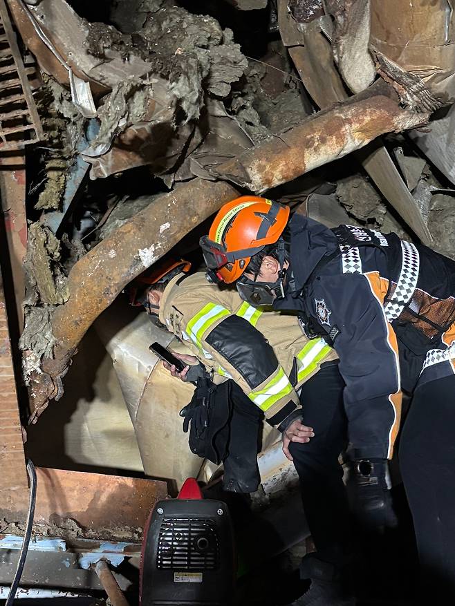 붕괴된 울산 화력발전소 보일러 타워 내부로 구조활동을 위해 소방대원들이 들어가고 있는 모습. /부산소방재난본부