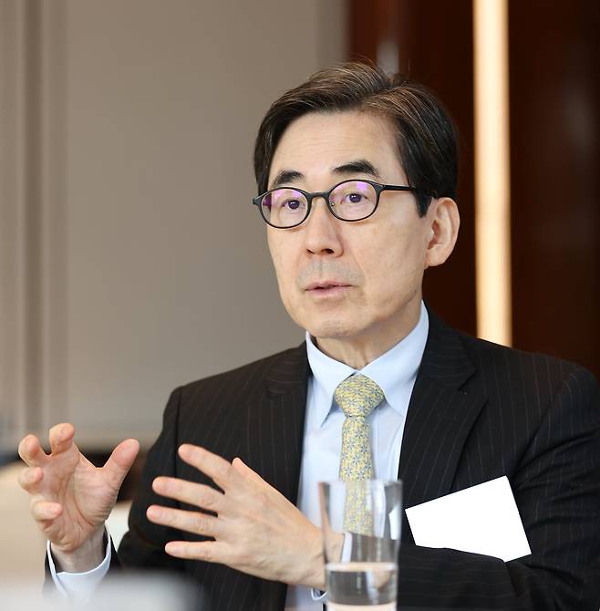 김효수 서울대병원 의생명연구원 교수는 지난 6일 서울 중구에서 인터뷰하며 유전자 치료를 설명하고 있다. /조선비즈