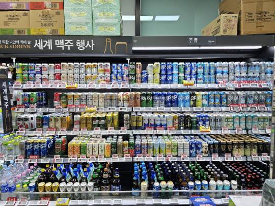 대전의 한 대형마트에 주류들이 전시돼 있다. 이다온 기자