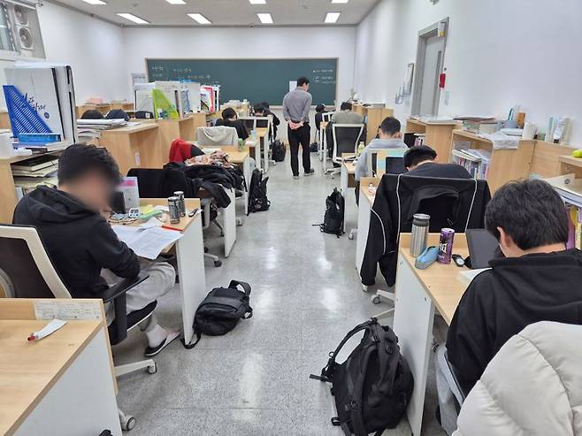 공부에 집중하고 있는 수험생들. 자습실 내부에는 학생들의 책장 넘기는 소리와 문제 푸는 소리가 가득했다. 사진=김예지 기자