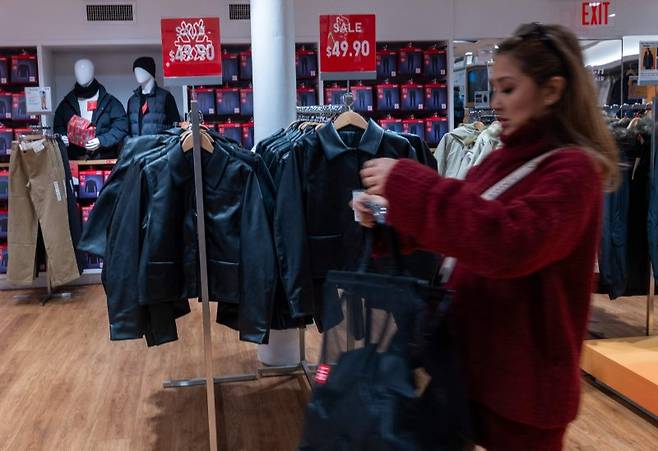 지난 7일(현지시간) 미국 뉴욕 맨해튼의 의류점에서 손님이 옷을 고르고 있다. AFP연합뉴스