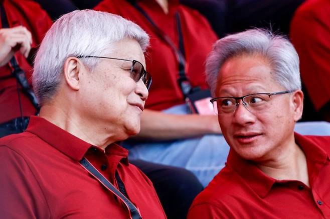 젠슨 황(오른쪽) 엔비디아 최고경영자(CEO)와 웨이저자 TSMC 회장이 8일 대만 신주 시에서 열린 TSMC 연례 체육대회에 참석해 대화하고 있다. 로이터연합뉴스