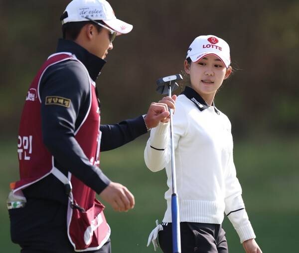 한국여자프로골프(KLPGA) 투어 2025시즌 최종전 대보 하우스디 챔피언십 우승을 차지한 황유민 프로가 최종라운드에서 경기하는 모습이다. 사진제공=KLPGA (사진을 무단으로 사용하지 마십시오.)