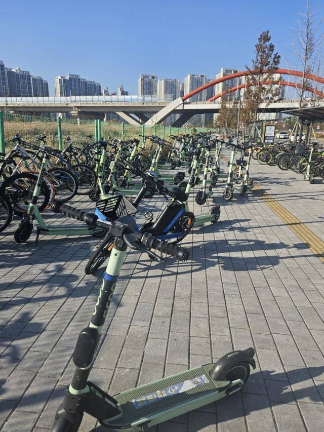 인천 연수구의 인천 지하철 1호선 송도발빛축제공원역 앞에 공유형 전동킥보드들이 세워져 있다. 연수구 제공