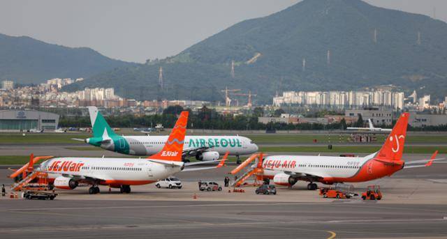 서울 강서구 김포국제공항 계류장에 제주항공과 에어서울 등 저비용항공사(LCC) 항공기들이 대기하고 있다. 뉴시스
