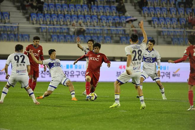 부산 사비에르(가운데)가 8일 구덕운동장에서 열린 충남아산과의 홈경기 중 드리블을 시도하고 있다. 사진=부산