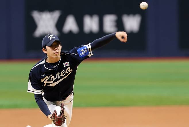 <yonhap photo-3025="">9일 오후 서울 구로구 고척스카이돔에서 열린 '2025 네이버 K-BASEBALL 시리즈' 대한민국과 체코의 평가전. 1회말 선발투수 오원석이 힘차게 공을 던지고 있다. 2025.11.9 [연합뉴스]</yonhap>