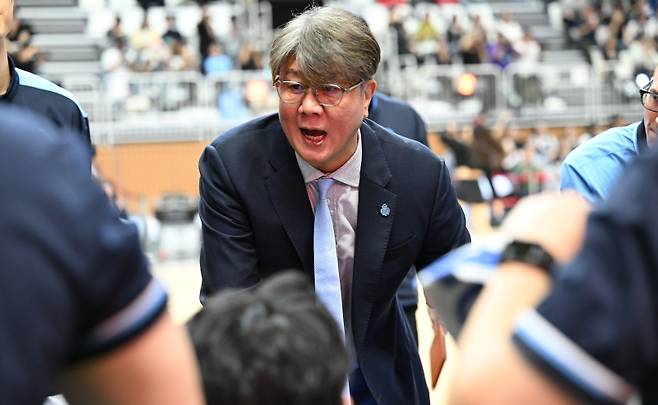 9일 수원 KT 소닉붐 아레나에서 열린 KT와 소노의 경기. 손창환 소노 감독이 경기 중 작전을 지시하고 있다.사진=KBL