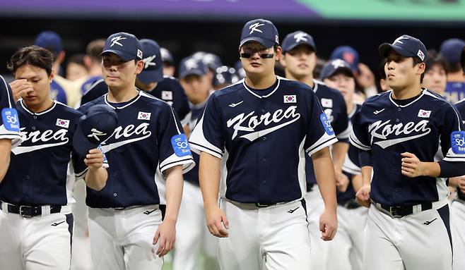 <yonhap photo-3563="">9일 오후 서울 구로구 고척스카이돔에서 열린 '2025 네이버 K-BASEBALL 시리즈' 대한민국과 체코의 평가전. 경기 후 김서현을 비롯한 대표팀 선수들이 경기장을 빠져나가고 있다. 이날 대한민국은 체코 상대 11-1로 승리를 거뒀다. 2025.11.9 [연합뉴스]</yonhap>