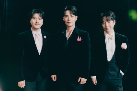 라포엠은 대한민국의 남성 4중창 크로스오버 그룹이다. 정통 카운터테너를 포함한 전원 성악전공자로 구성되어 성악 어벤져스로 불린다. 왼쪽부터 정민성, 유채훈, 최성훈. 또 다른 멤버 박기훈은 휴식 중이다. 사진 드라마하우스 스튜디오