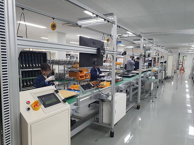 안테나 메인 조립 라인에서 직원들이 일하고 있다. 평택=윤현주 기자