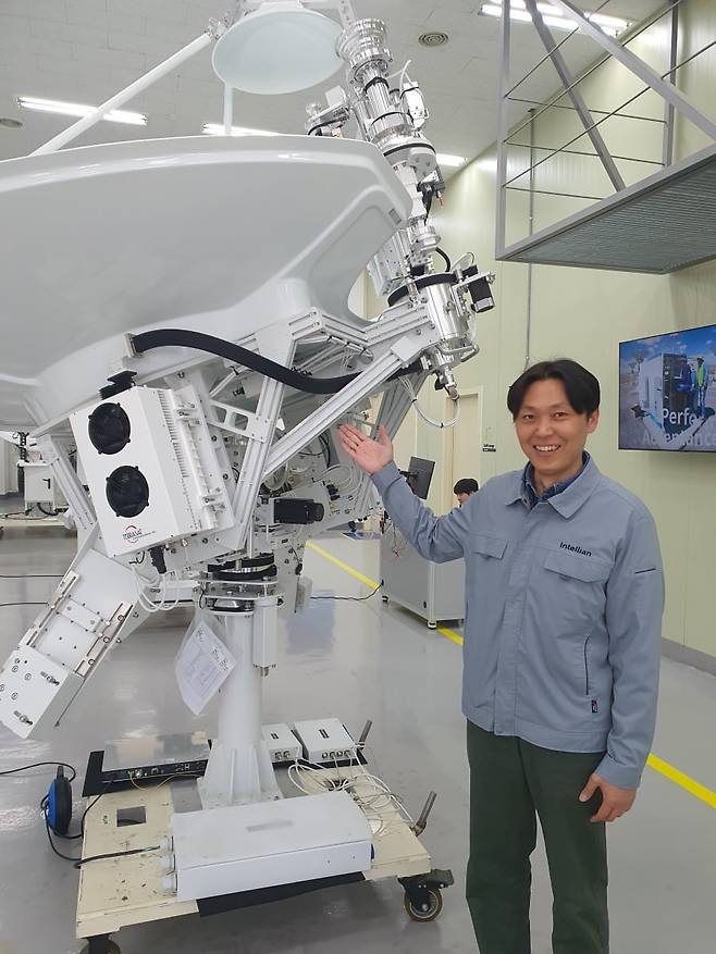 유진승 팀장이 해상 선박용 안테나를 소개하고 있다. 평택=윤현주 기자