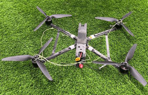 랩 테크놀로지스의 무인기가 발사한 케블라 섬유 때문에 프로펠러가 작동 불능에 빠져 추락한 미상의 무인기 모습. 케블라 섬유를 쏘는 무인기는 군사 용도로도 사용 가능하다. 랩 테크놀로지스 제공