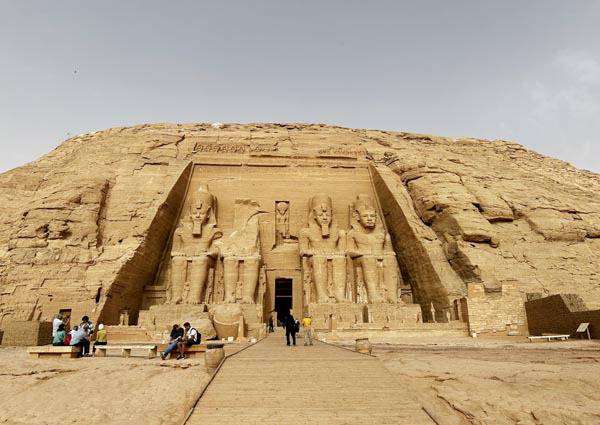 나일강 남쪽 누비아 지역의 절벽을 깎아 만든 이집트 아부심벨 신전.