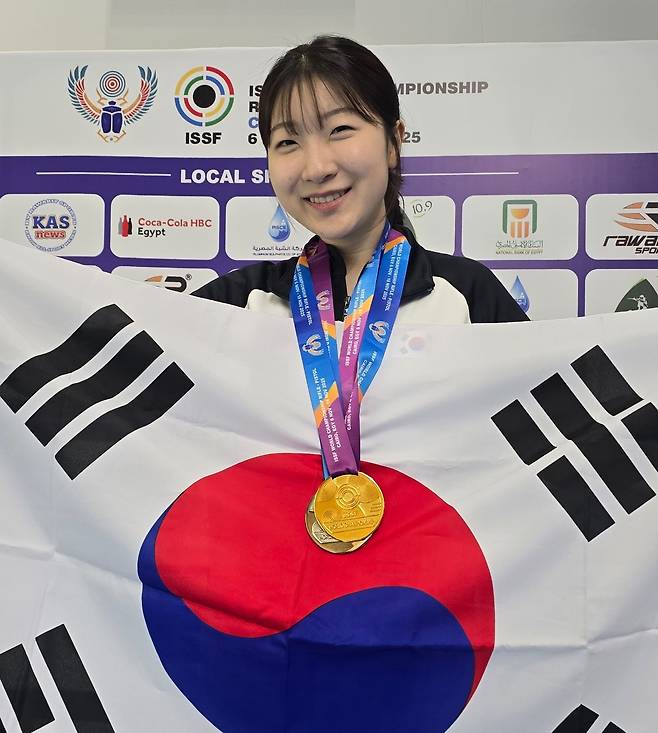 Sport shooter Ban Hyo-jin poses after winning a gold medal at the 2025 ISSF World Championship Rifle/Pistol in Cairo on Nov. 8. [YONHAP]