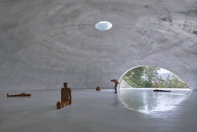 Antony Gormley's seven "Blockworks" are installed in the concerete dome designed by Tadao Ando dubbed Ground. [MUSEUM SAN]