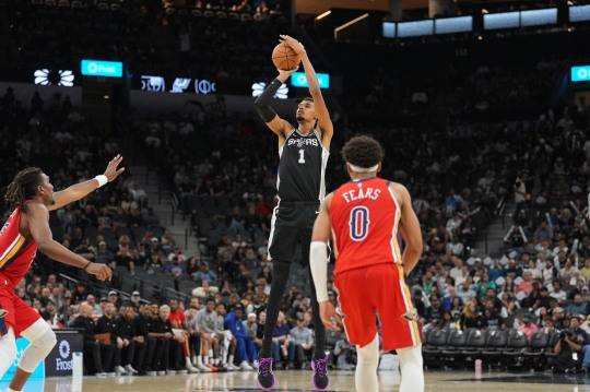 슛하는 빅토르 웸반야마