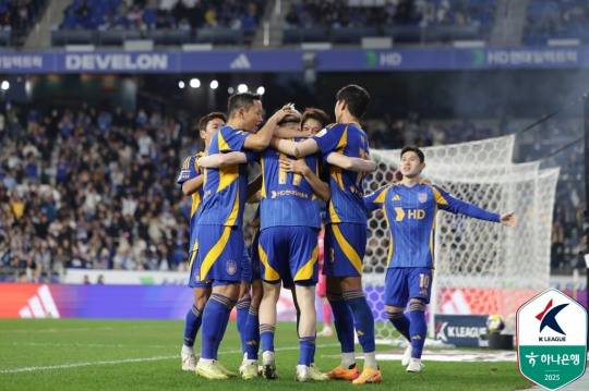 루빅손의 결승 골 후 함께 기뻐하는 울산 선수들. 사진[연합뉴스]