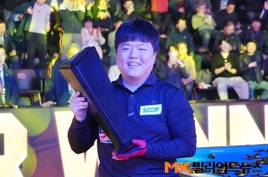 조명우가 9일 광주광역시 빛고을체육관에서 열린 광주3쿠션월드컵 결승전에서 자네티를 50:30으로 꺾고 우승했다. 지난 7월 포르투대회 우승 이후 올해에만 두 번째이고, 개인통산 세 번째 우승이다. 우승트로피를 들고 기뻐하는 조명우.