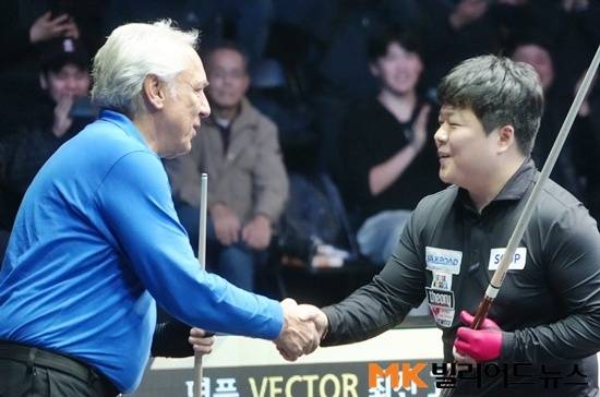 결승전을 마친 조명우와 자네티가 악수하며 서로 격려하고 있다.