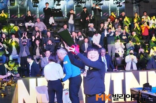 자네티를 물리치고 우승한 조명우가 트로피를 들고 환호하고 있다.