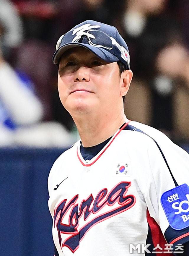 8일 오후 서울 고척스카이돔에서 ‘2025 NAVER K-BASEBALL SERIES’ 한국과 체코의 평가전이 열렸다. 3-0 완승을 거둔 한국대표팀 류지현 감독이 팬들에게 인사 하고 있다. 사진(고척 서울)=김영구 기자