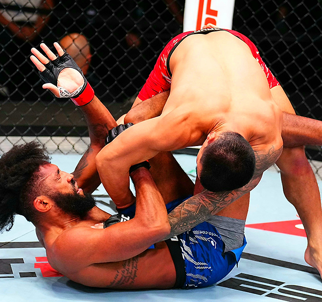 세계삼보선수권대회 컴뱃 부문 금메달리스트 고석현이 2025년 11월 미국 네바다주 엔터프라이즈 UFC on ESPN+ 121 제2경기에서 UFC 웰터급 8전 파이터 필립 앰브로즈 로한테 그라운드 앤드 파운드를 하고 있다. 사진=TKO