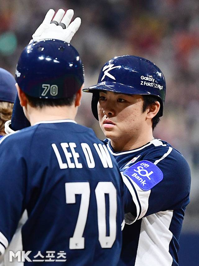 9일 오후 서울 고척스카이돔에서 ‘2025 NAVER K-BASEBALL SERIES’ 한국과 체코의 평가전이 열렸다. 6회초 2사 만루에서 대표팀 문현빈이 2타점 적시타를 치고 출루하고 있다. 사진(고척 서울)=김영구 기자