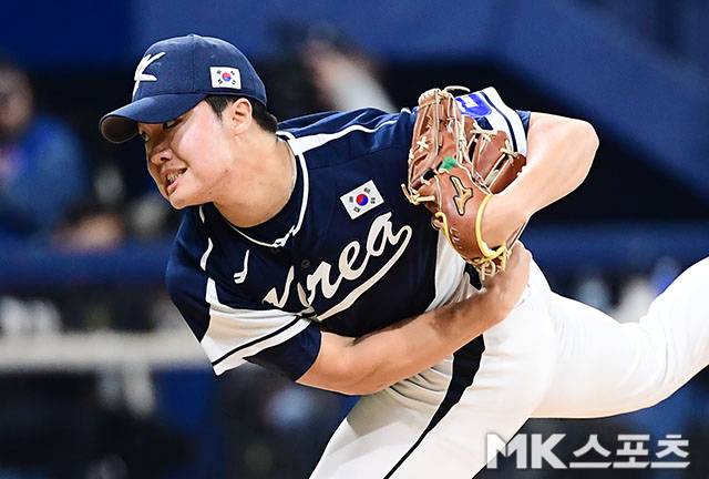 9일 오후 서울 고척스카이돔에서 ‘2025 NAVER K-BASEBALL SERIES’ 한국과 체코의 평가전이 열렸다. 대표팀 정우주가 6회말 역투하고 있다. 사진(고척 서울)=김영구 기자