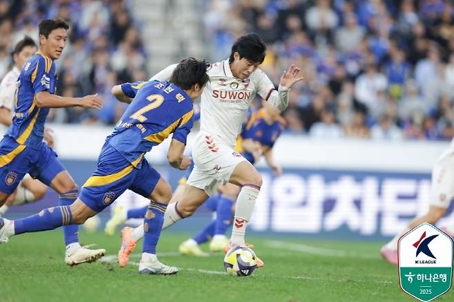수원 FC 안현범이 빠르게 드리블하고 있다. 사진=한국프로축구연맹