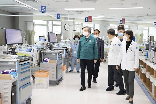 정기석 국민건강보험공단 이사장이 지난해 2월22일 공단 직영병원인 국민건강보험공단 일산병원(경기도 고양시 일산동구 소재)을 방문해 비상진료체계를 점검하고 있다./사진=건보공단