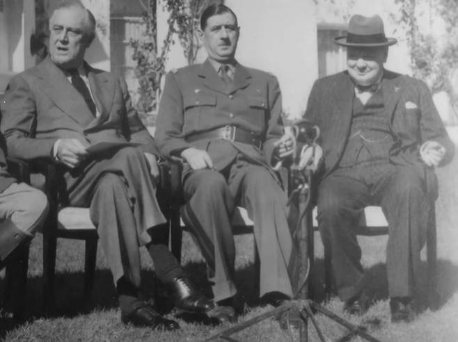 샤를 드골 전 프랑스 대통령은 1970년 11월9일 급성 심근경색으로 숨졌다. 사진은 지난해 3월28일 tvN '벌거벗은 세계사'에서 공개한 카사블랑카 회담에 참석한 드골 전 대통령(가운데)의 모습. /사진='벌거벗은 세계사' 영상 캡처